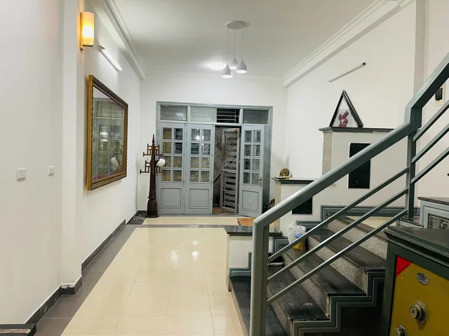 Cho thuê nhà ngõ 38 NGUYỄN HOÀNG TÔN, Tây Hồ. 10 triệu/ tháng. Ưu tiên: Hộ gia đình, Nhóm ít người.