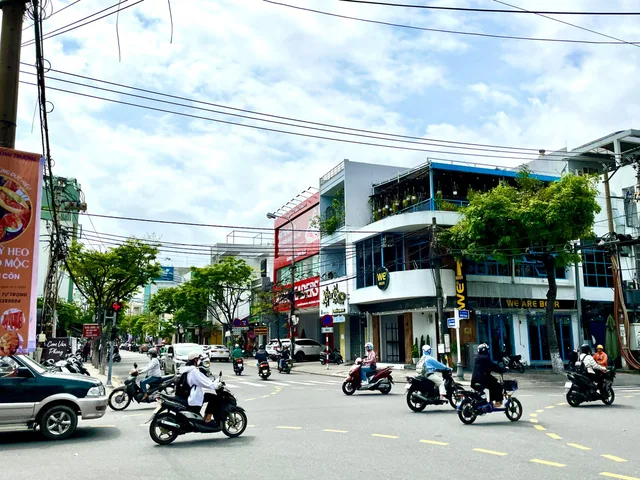 BÁN ĐẤT TẶNG NHÀ MT NGUYỄN THỊ MINH KHAI - BỀ NGANG RỘNG HIẾM CÓ KHÓ TÌM