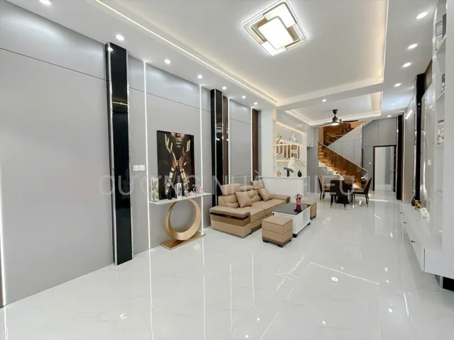 Nhà mới 100% 2 tầng đúc ngay UBND Phú Thuận; gần Phú Mỹ Hưng; ban công rộng hiếm có; có phòng ngủ trệt