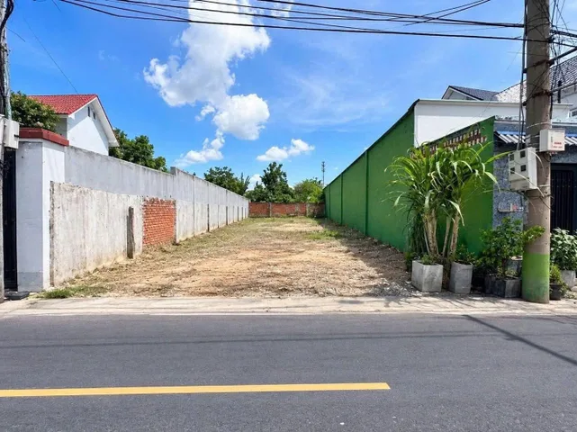 Ông Bác cần bán lô đất nền sổ riêng 450Tr gần sát bên KCN Bàu Bàng! Diện tích 300m2 sẵn thổ 100. Dân cư đông, diện nước đầy đủ!