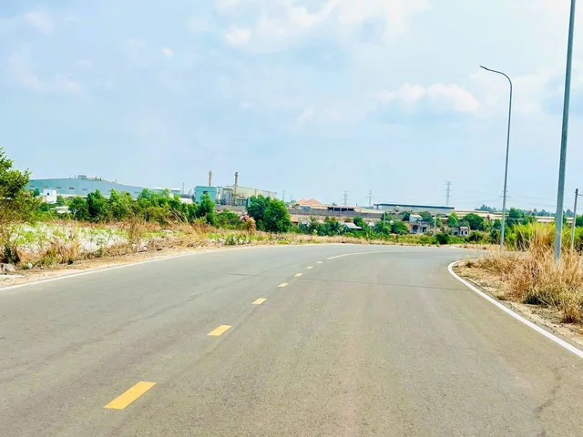 Bán đất 2.500m2 bán 160tr thổ cư sổ riêng sát chợ