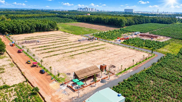 Chủ gửi bán đất sát KCN Becamex thích hợp cho ac xây trọ. Giá 685Tr bao sổ. Điện nước đầy đủ cách Vincom Plaza 5P.