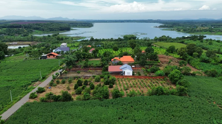 Lô đất 2400m2 gần hồ Đá Bàng, phủ hồng.
Phù hợp làm nghĩ dưỡng.