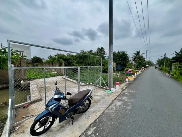 Nền Thổ cư Hẻm 12B Nguyễn Truyền Thanh, P. Bình Thủy (Thông Võ Văn Kiệt- Lê Hồng Phong & KDC Ngân Thuận):
• Lộ nhựa ô tô tới nền.
• DT sổ: 5m x 20m = 90m² (Thổ cư 100%).
• DT thực tế: 5m x 23m (~115m²).
• Pháp lý: Sổ hồng hoàn chỉnh.
• Giá: 1,750 tỷ 