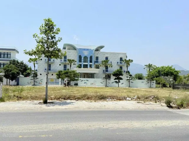 Mặt tiền Phong Châu , Khu đô thị ven sông Tắc Vĩnh Thái Nha Trang (đối diện dự án Sungroup). Dt 160m2. Giá 42tr/m2