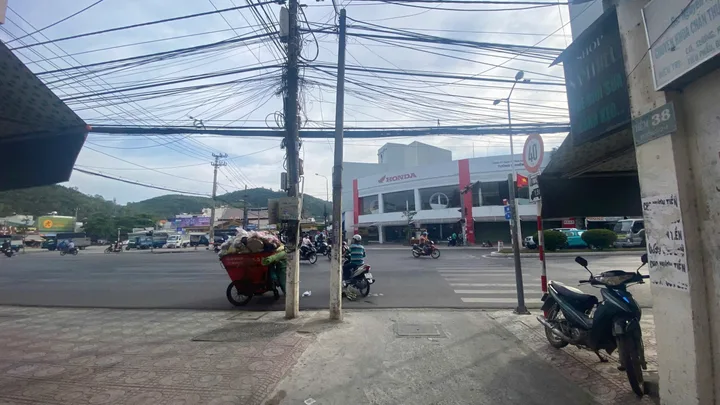 Đường Nguyễn Biểu, hẻm ô tô gần chợ Vĩnh Hải * Cách biển Hòn Chồng: 800m. Dt 146.6m2. Giá 60tr/m2