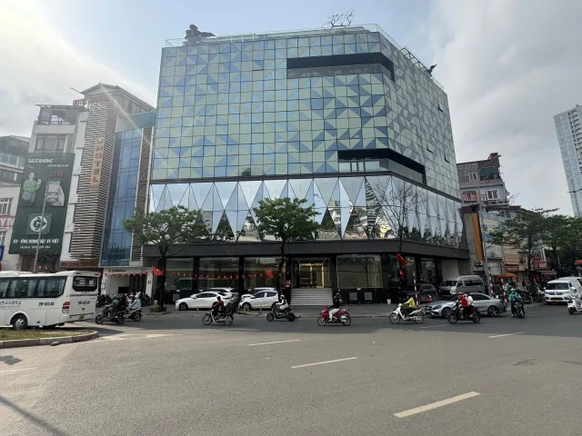 Cần cho thuê mặt bằng thương mại tòa nhà mặt Phố Phạm Văn Đồng, Hà Nội