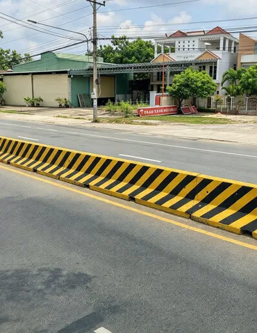 Bán Kho, nhà xưởng 1330m2 có sẵn 300 m2 thổ cư giá 15.5 tỷ tại đường Quốc Lộ 13 Xã Lai Hưng Huyện Bàu Bàng Bình Dương