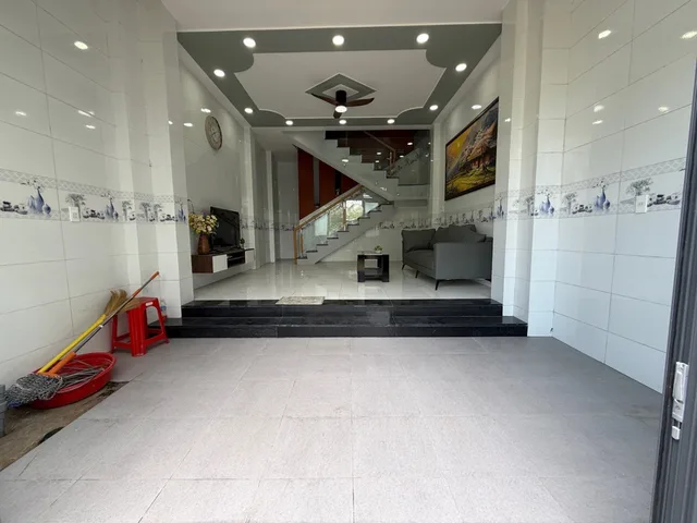 Giảm sâu 5 tỷ - Nhà tâm huyết, xây ở ( không qua đầu tư) - KDC xây kín, đường ôtô tránh, không ngập - Phù hợp gia đình nhiều thế hệ - Có gara ôtô ~19 phút Metro