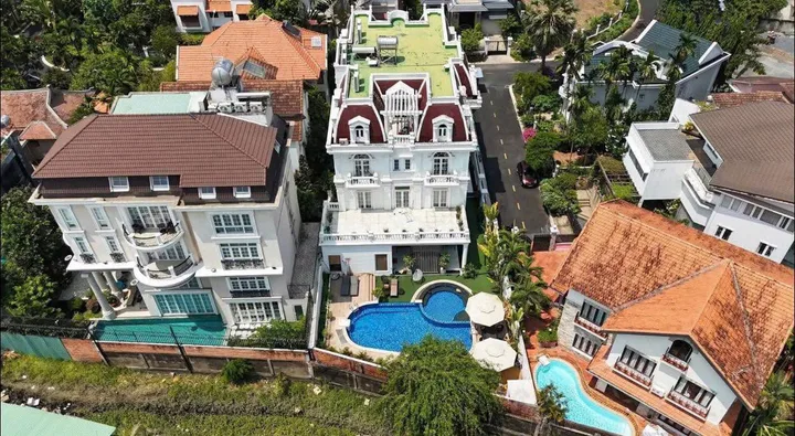 🌟 THỦ ĐỨC – BIỆT THỰ COMPOUND 146E6 NGUYỄN VĂN HƯỞNG – 17x50M NỞ HẬU 17.7M – TRỆT + 2 LẦU + ÁP MÁI – 6PN + HỒ BƠI – GIÁ 265 TỶ!