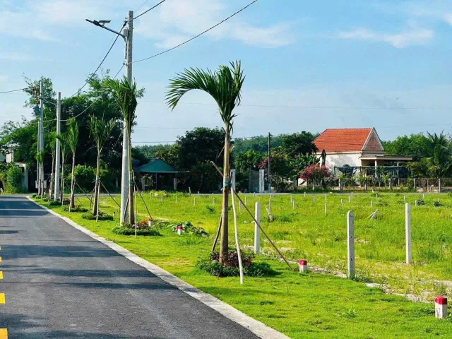 Chủ gửi bán lô đất xào kế bên dãy trọ và Chợ Trừ Văn  Thố 300m. Giá 1tỉ3 dân cư đông đúc, điện nước máy. Cách KCN Bàu Bàng 7P và KCN Becamex 8P.