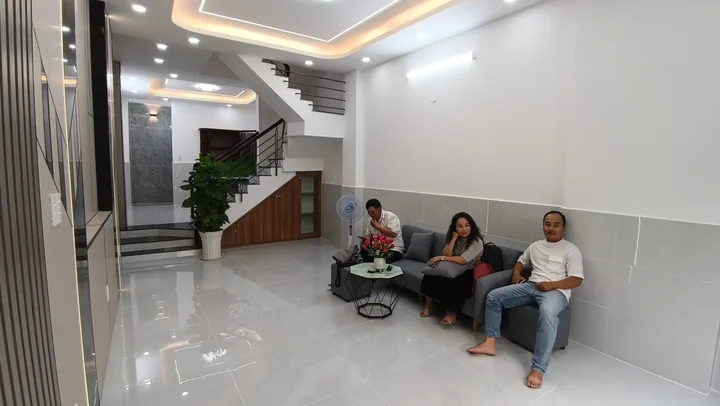 Nhà mới đẹp gần Kênh Nước Đen Tân Phú – 55m², 3 tầng, ô tô đậu cửa