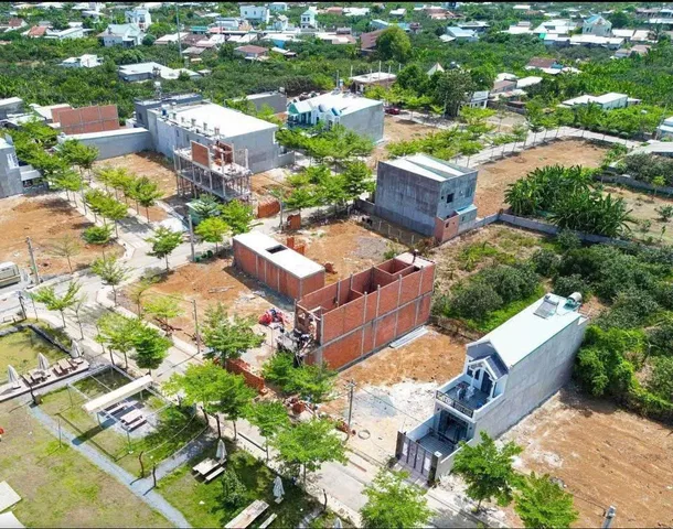 📣Dành cho anh chị thích nhà đất trong Khu Dân Cư được quy hoạch bài bản. Đường nhựa vỉa hè 7m, cống thoát nước, điện nước máy đầu đủ✅