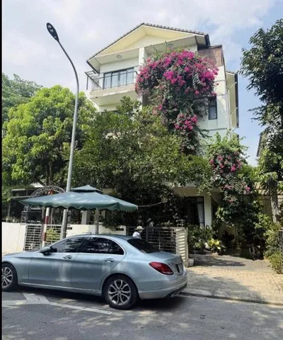 Cho thuê biệt thự nhà vườn mặt phố Mễ Trì, Nam Từ Liêm, Hà Nội.