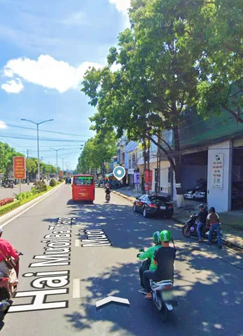 Nhà mặt tiền đường 23/10 khá gần D30 , tầm 20m ,  Cách biển Trần Phú : 5km. Dt 120m2. Giá 6ty