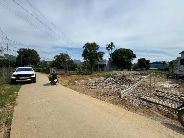 Lô đất cách đường ql6 vài bước chân sổ sẵn full đất ở đường thông to thoáng