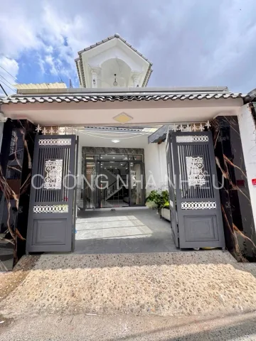 104m2 gần chợ Phú Thuận; 2 tầng đúc chắc chắn; thiết kế hiện đại, sân rộng để nhiều xe máy; cách mặt tiền 45m