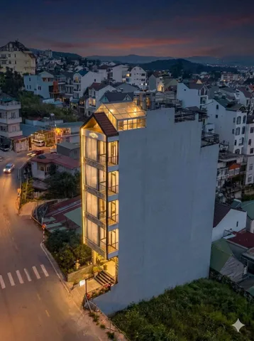 Khách sạn 7 tầng hẻm nhựa đường Lê Hồng Phong. sổ sách hoàn công. pháp lý nghiêm chỉnh, ngay trung tâm tp ngàn hoa