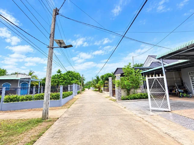 Bán đất có sẵn nhà, dân cư đông đúc đối diện căn biệt thự lớn bà kế bên 20m có quán cà phê sân vườn cực chill. Cách trung tâm hành chính Chơn Thành 4p, Plaza Chơn Thành 5p