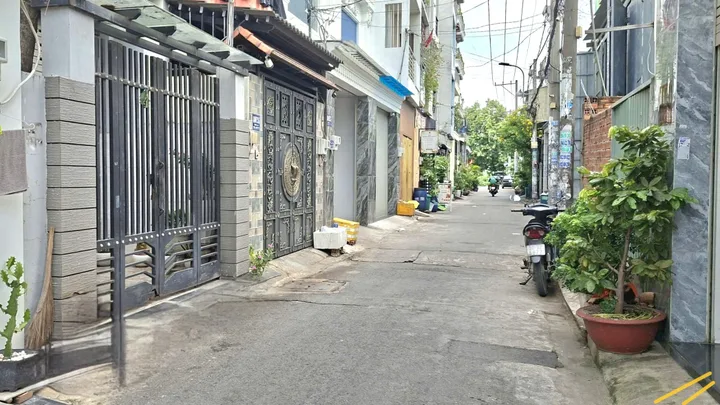 Chỉ hơn 6t nhà 4 tầng hẻm xe hơi thông tại Bình Tân