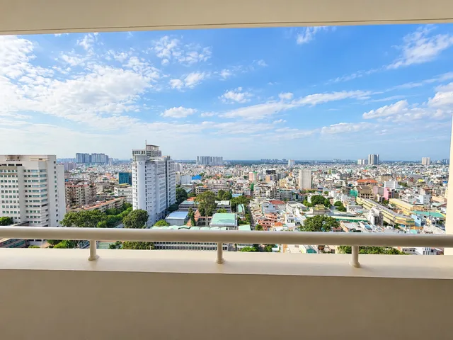 Bán gấp căn hộ Hùng Vương Plaza, Q.5 (lầu cao - view đẹp), 3PN - 3WC, sổ hồng riêng