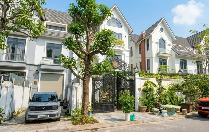 Bán biệt thự KĐT mới Lê Trọng Tấn, cạnh trường Lomonoxop, bể bơi, hồ Koi, thang máy kính