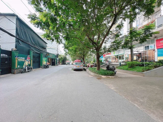 Nhà Hiệp Bình - Gần 200M2 - Gigamall  Phạm Văn Đồng- 6 phòng thuê 20tr/1 tháng- GIÁ  7.6 Tỷ   TL 

VỊ TRí :    Sau Lưng Siêu Thị (  GiGaMall plaza )  Phạm Văn Đồng .