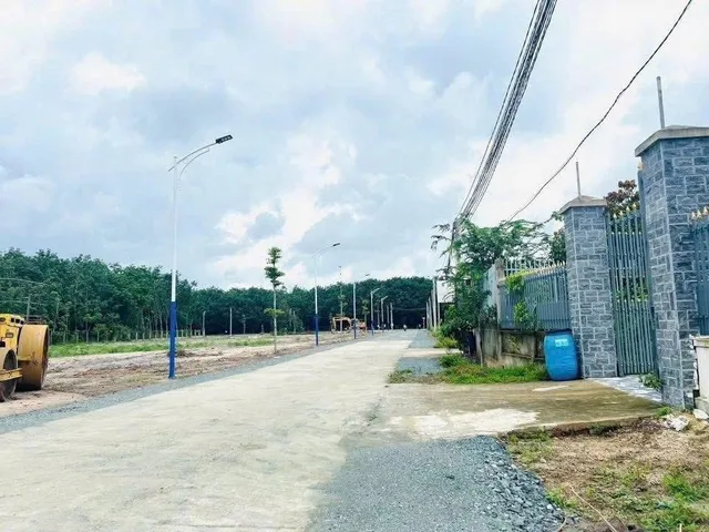 Cần ra gấp lô đất sát bên chợ 5p, dân cư đối diện điện nước đầy đủ! Qua qua KCN Minh Hưng 10p, thuận tiện cho ac đi làm xây ở nhà vườn