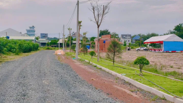 KẸT TIỀN BÁN GẤP 10X45m=450m2, MT NHỰA SÁT CHỢ, TR.HỌC. KCN DÂN CƯ ĐÔNG GIÁ 680TR