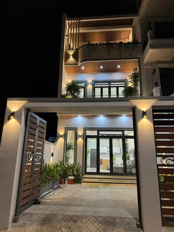 Nhà đẹp 3 tầng đường chính Cổ Loa ngay trung tâm Đà Lạt sổ hồng hoàn công giá bán lỗ 9 tỷ