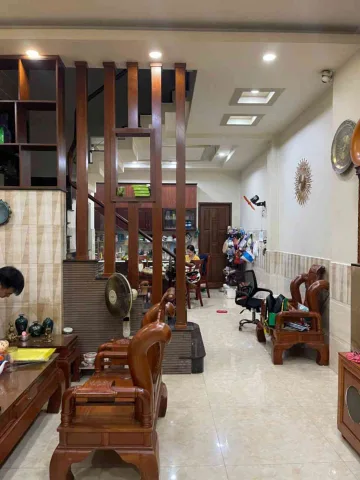 • Vị Trí : đẹp gần chợ. buôn bán sầm uất, gần trường .