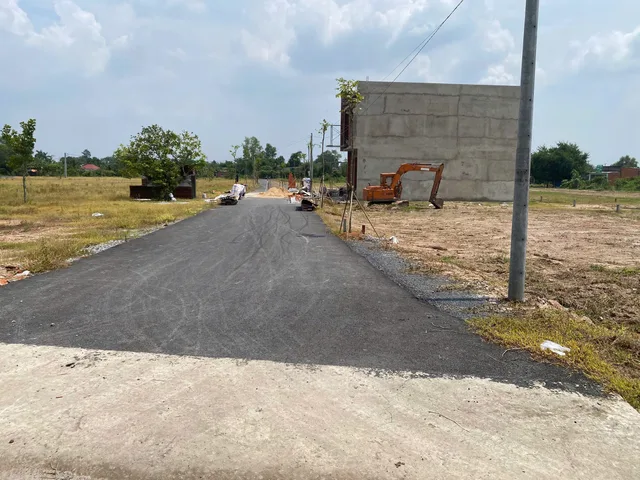 Bán gấp 100m2 (full thổ cư) giá 1.4 tỷ Đường nhựa 8m, dân cư đang xây dựng nhiều - NH cho vay 1tỷ