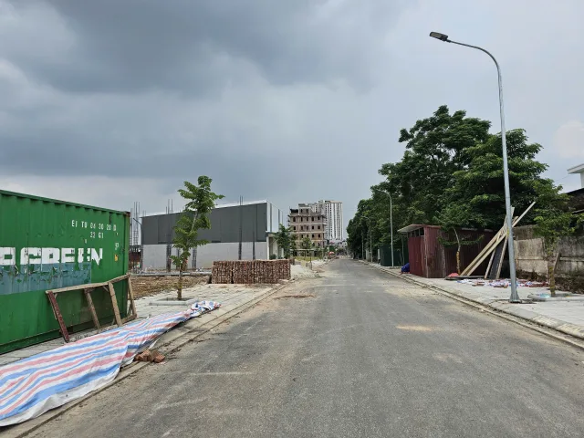 🏡 Bán nhà 2 tầng đường Trần Hưng Đạo ( Trung Tâm  Khu Phố Thời Trang Bắc Ninh ) 
☘ Diện Tích 71 m 
☘Mặt Tiền 4  m 
😆😆 Hướng Tây Nam
🛸 Giá 1 x tỷ
📲 LH Mr......
😁😁 ĐC/ Công Ty BĐS Đất Vàng 1988 ( 420 Nguyễn trãi - Bò sơn - Võ cường - Bắc ninh )🔥Hàng V
