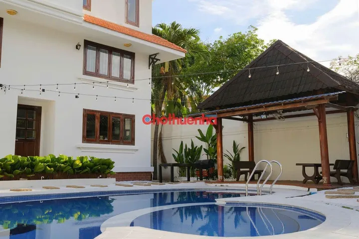 Cho thuê biệt thự Nguyễn Ư Dĩ Thảo Điền 1375m2 cao cấp hồ bơi riêng