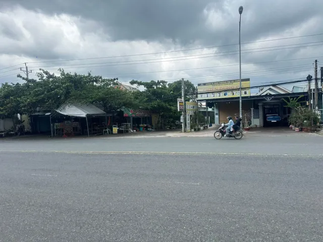 Trả nợ bán 1020m² đất MT thông ra KCN. 
- DT: 1020m² đất. Sổ hồng riêng, xây dựng tự do.
- Giá: 430 triệu. (Giá tổng sổ tránh mất thời gian).
- Đất MT đường rộng ngay KCN lớn Minh Hưng, Sykico, Hàn Quốc đông công nhân đang làm việc xây trọ cho mướn đượ