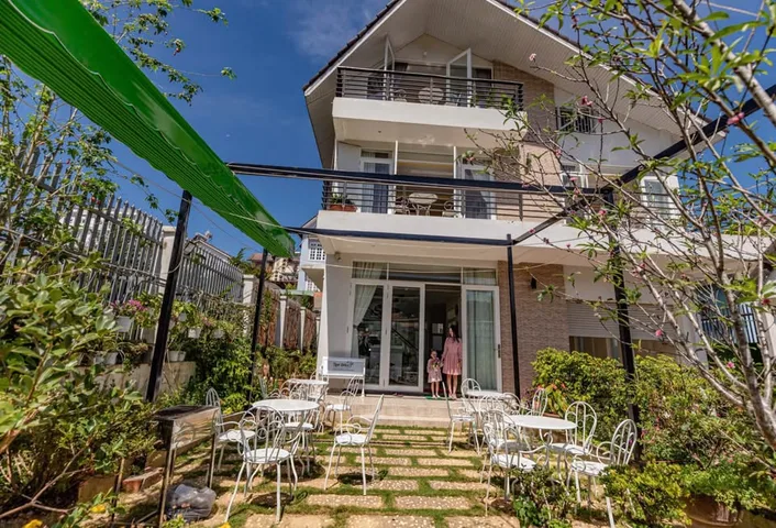 BÁN VILLA SÂN VƯỜN XINH ĐẸP KINH DOANH 9 PHÒNG ĐÀ LẠT