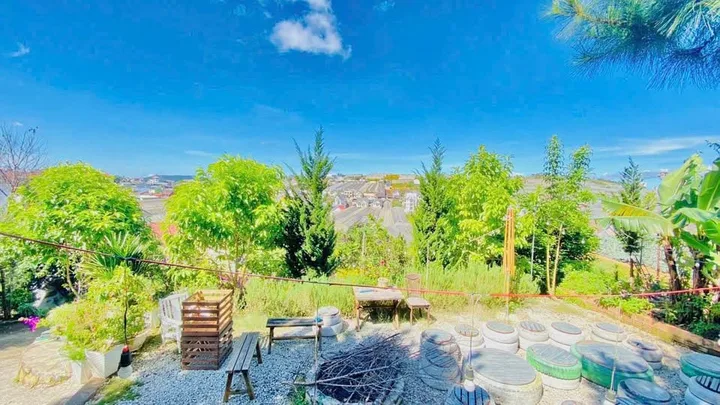 Cần bán căn Villa sân vườn mặt tiền Triệu Việt Vương, F4, tp Đà Lạt HƠN 1300M2