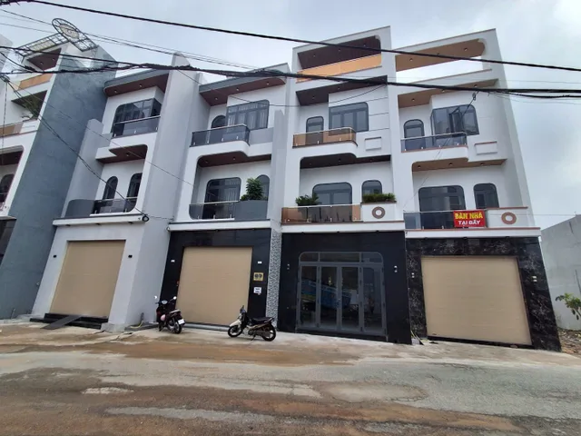 Bán Nhà riêng 2 lầu 1 trệt 90m2 thổ cư hoàn công giá 5.5 tỷ , sân ô tô 7 chỗ