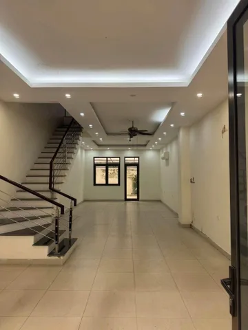 Cho thuê shophouse ở 107 Xuân La, Tây Hồ 102m x 5.5T VỈA HÈ, OTO TRÁNH, KD giá 40 triệu