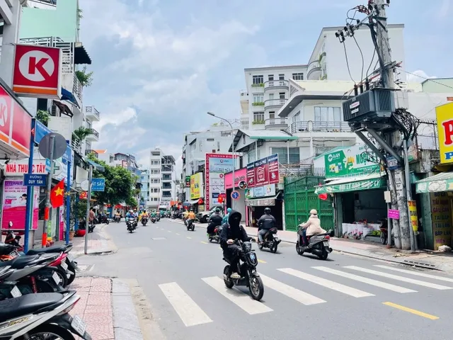 Bán nhà nở hậu mặt tiền Huỳnh Văn Bánh, P.15, Phú Nhuận, 4.2x12m, 4 tầng, chỉ 19.2 tỷ