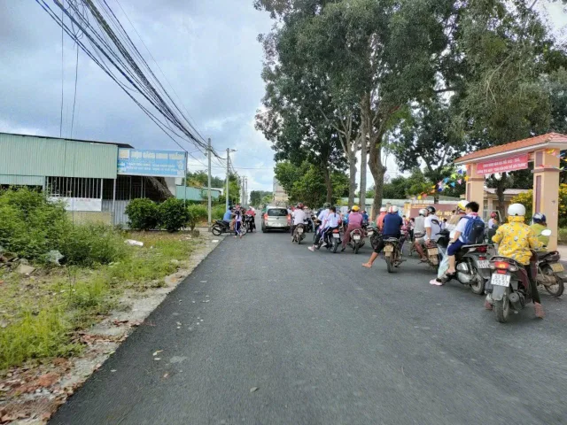 Đẩy nhanh 1 LÔ ngang10 bán 570 Triệu ngay BECAMEX GĐ1 - CÁCH CÔNG TY NHÀ MÁY CHỈ 500M - KẾ BÊN DÃY TRỌ, KIOT. Diện tích 10x50 (Thổ Cư 300)Liên hệ: 0367713453