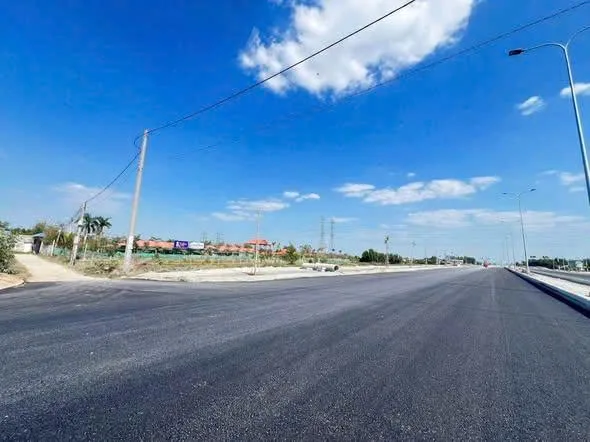 Đất mặt tiền be tông 6m, ngay nhựa 823d đi vào, diện tích 5x28 giá chỉ có 890tr,shr, xã Đức Hòa Thượng