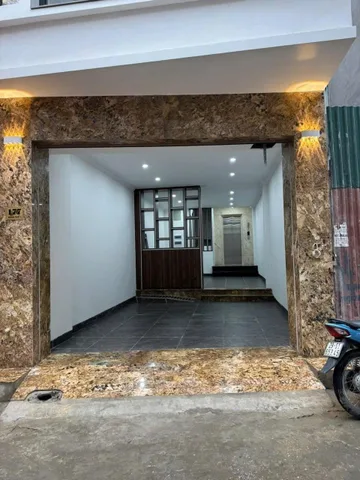 Cho thuê nhà nguyên căn Ngõ Quan Thổ 1, Đống Đa 52m x 6T XÂY MỚI, THANG MÁY, OTO giá 35 triệu