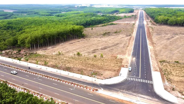 Bán Đất 441m2 có sẵn 200 m2 thổ cư giá 600 triệu mặt tiền đường xuyên tâm 32M