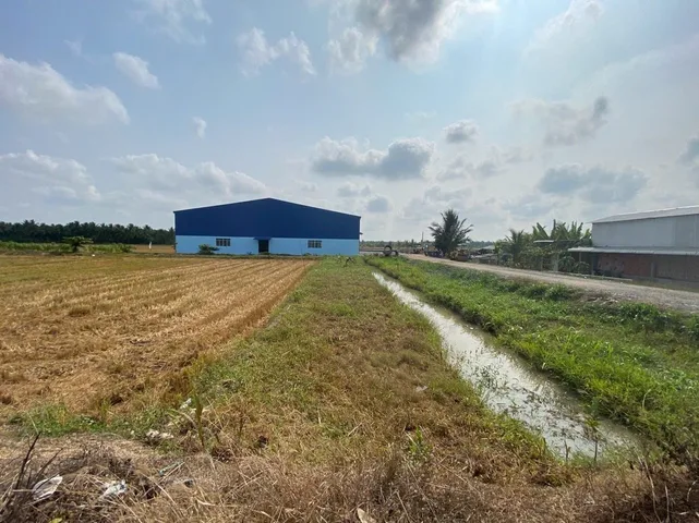 Bán Kho, nhà xưởng 8000m2 có sẵn 1700 m2 thổ cư giá 29 tỷ tại Xã Phú Cần Huyện Tiểu Cần Trà Vinh