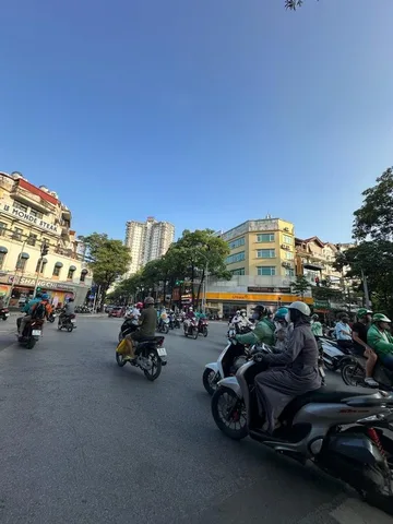 Nhà Mặt Phố Lưu Quang Vũ. Cầu Giấy. Thang Máy. Ô TÔ. Vỉa Hè. DT 116m2. MT 6.8m. Giá 103 Tỷ.
