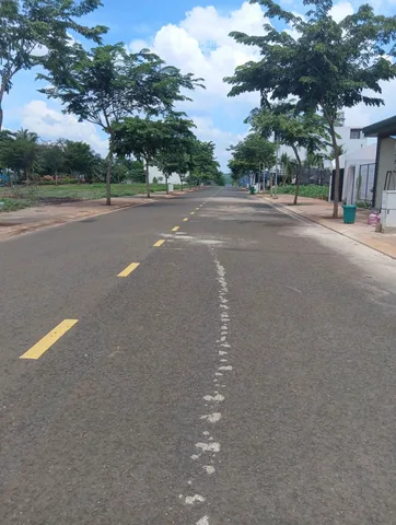 Chú gởi bán lô đất sát bên trung tâm mua sắm và Plaza Chơn Thành mặt tiền đường hiện hữu 22 m dân cư đông đúc điện nước đầy đủ! Tiện ích xung quanh chỉ trong bán kính 2km