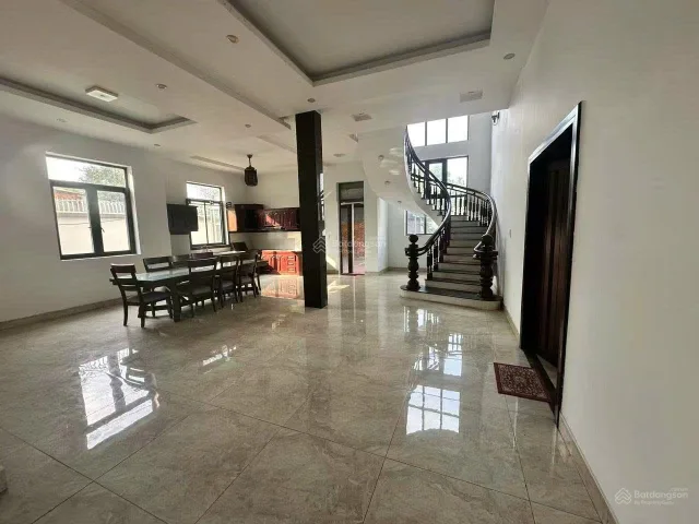 Cho thuê biệt thự lớn 8PN, ngay trên đường DT746, Tân Hiệp, Bình Dương. Giá thuê 90 tr/tháng