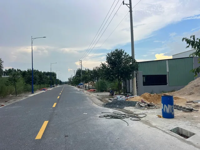 kẹt quá ra nhanh 360m2 Đối Diện dãy trọ trong hình có 120m2 thổ cư giá 600 triệu đất sát vách KCN Minh Hưng 3 dân đông nhà trọ nhiều kinh doanh buôn bán được
