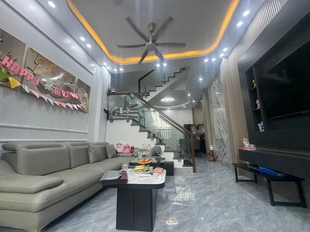 Bán nhà đẹp Miếu 2 xã - Ngõ nông , rộng - Có sân cổng riêng - Giá 3,4 tỷ .